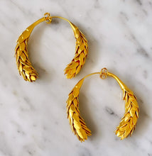 Load image into Gallery viewer, &quot;Preity&quot; Hoop Earrings